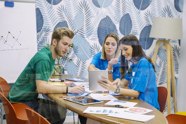 How FSM Teams Can Leverage Internal Social Tools